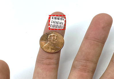 1센트보다 작은 크기의 플라스틱 기판 위에 올라간 12개의 마이크로 프린팅 배터리 (빨간색 사각형안)