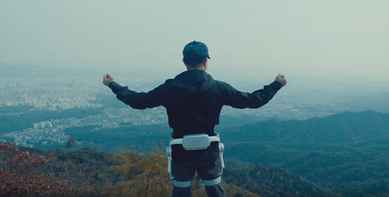 (Bukhansan Challenge)A 65-year-old man successfully climbs to the top of Mount Yongbong in Bukhansan Mountain using a wearable robot and muscle support.