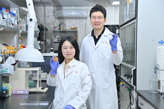[사진 1] 공정 실험실에서 연구팀의 김민정 박사후연구원(좌)과 강진구 책임연구원(우)이 직접 제작한 색상형 복사냉각 소재를 보여주고 있다.